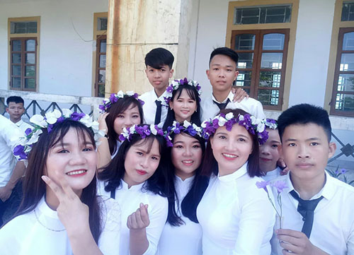 Chị Minh chụp ảnh kỷ yếu với các học sinh cùng lớp 12A của Trung tâm giáo dục thường xuyên thị xã Hồng Lĩnh. Ảnh: NVCC