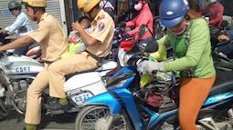 CSGT lái mô tô mở đường, ôm bé trai lao đến bệnh viện cấp cứu