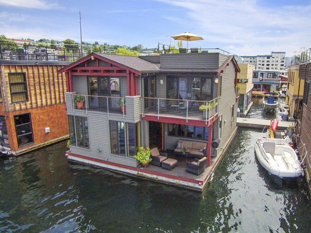 Ngôi nhà 2 tầng ở hồ Union (thành phố Seattle, Mỹ) được rao bán 3,6 triệu USD. Vẻ ngoài giản dị của công trình khiến nhiều người thắc mắc tại sao chủ đầu tư lại đưa ra mức giá cao tới vậy. Có nhiều nhà nổi trong khu vực này chỉ có giá 300.000 - 500.000 USD. 