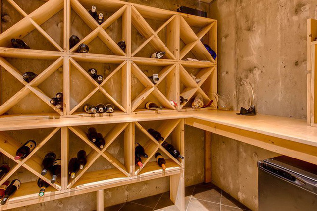 Hầm rượu nằm liền kề được thiết kế sẵn cho gia chủ mới xếp hàng trăm chai rượu. 
