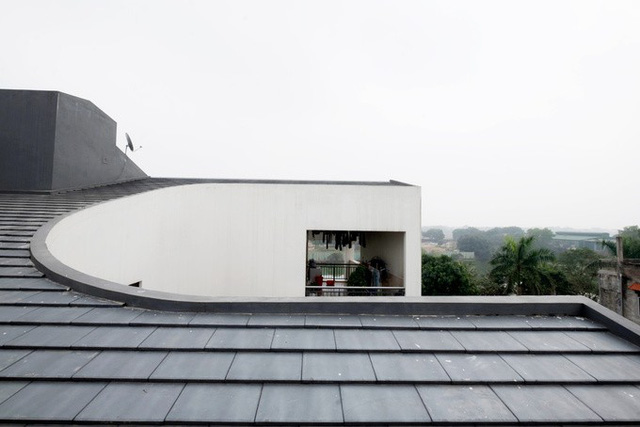 Phần mái nhà có hai lớp cách nhiệt, giảm bức xạ mặt trời.