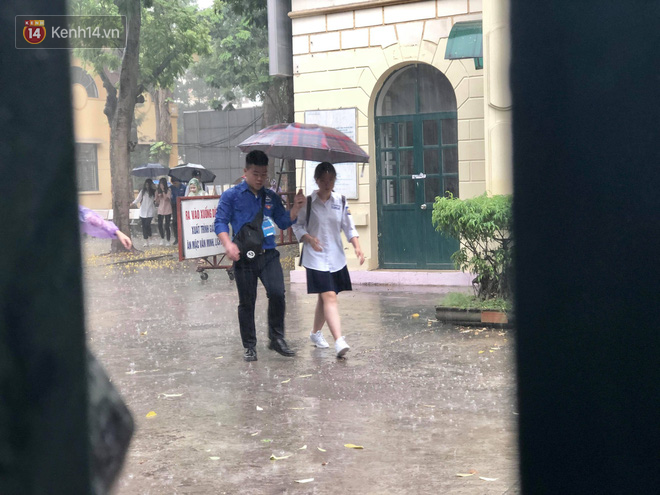 Kỳ thi THPT quốc gia khép lại trong cơn mưa lớn, phụ huynh Hà Nội vất vả chờ đón con - Ảnh 3.