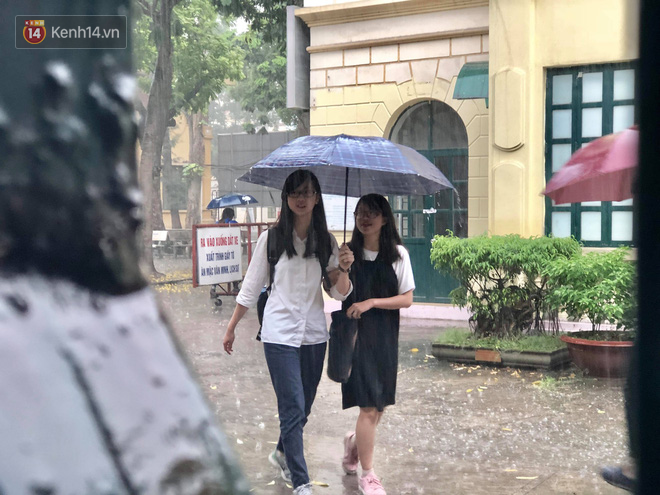 Kỳ thi THPT quốc gia khép lại trong cơn mưa lớn, phụ huynh Hà Nội vất vả chờ đón con - Ảnh 4.