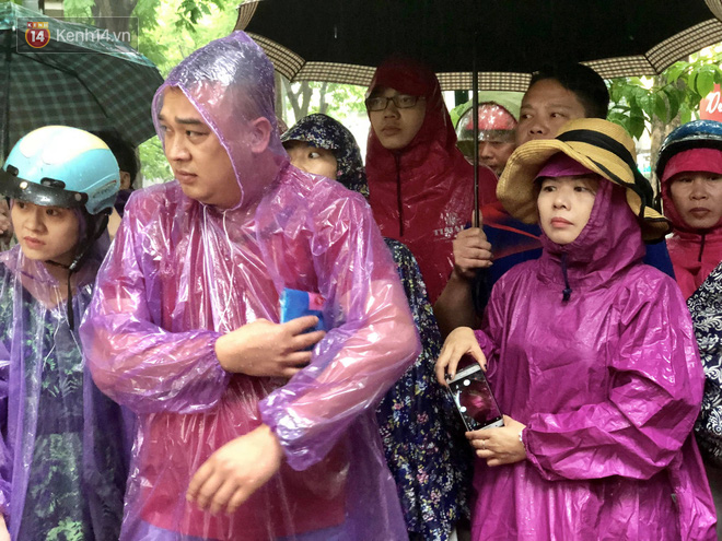 Kỳ thi THPT quốc gia khép lại trong cơn mưa lớn, phụ huynh Hà Nội vất vả chờ đón con - Ảnh 5.