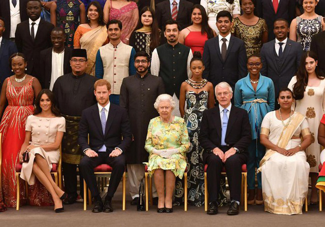 Nữ hoàng cùng vợ chồng Hoàng tử Harry chụp ảnh cùng các đại diện trẻ ưu tú.