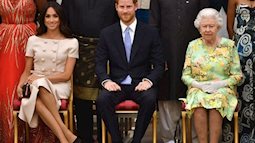 Meghan gây tranh cãi khi ngồi vắt chéo chân "không đúng chuẩn hoàng gia" cạnh Nữ hoàng Anh trong sự kiện mới nhất