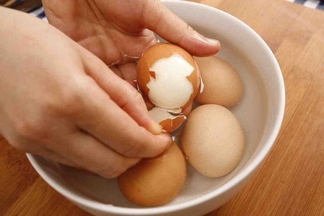 Cho trứng vào bát nước lạnh khi vừa luộc xong sẽ giúp bạn bóc voe trứng dễ dàng hơn hình ảnh