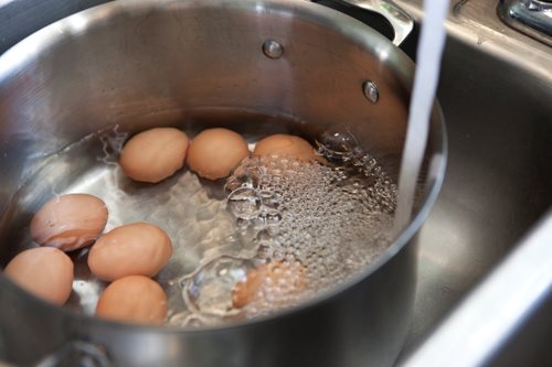 Luộc trứng bằng nước nóng sẽ làm vỏ trứng rất dễ bị nứt hình ảnh