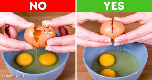 Nhiều người có thói quen đập trứng ở rìa bát cho nhanh, sau đó đổ vào trong bát nhưng cách làm này dễ khiến vỏ trứng rơi vào bên trong. Hãy đập trứng trên bề mặt phẳng hay ở một cạnh bếp rồi sau đó nhẹ nhàng tách đôi ra và cho lòng đỏ vào bát nhé.