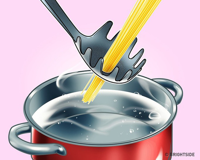 Khi nấu mì spaghetti, bạn nên sắm cho mình một chiếc thìa chuyên dụng. Nó sẽ giúp bạn đo lượng mì cần thiết để nấu theo cách như hình (bỏ mì vào ô ở giữa chiếc thìa).