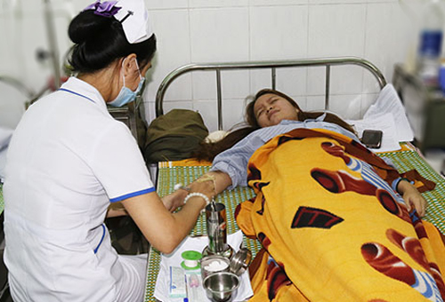 Cô giáo Nguyễn Thị Xuân Mai đang điều trị tại bệnh viện. Ảnh: Đắc Thành.