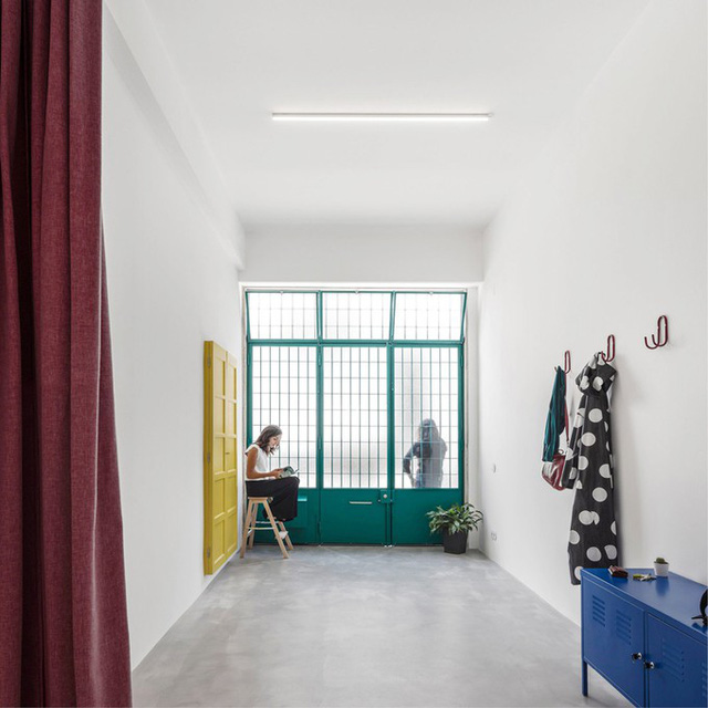 Công ty kiến trúc Fala Atelier nhận sửa một garage thành nơi ở cho đôi bạn trẻ ở Lisbon (Bồ Đào Nha). Trước khi sửa, nhà rộng nhưng hoàn toàn không có cửa sổ, chỉ có cửa ra vào là nguồn ánh sáng duy nhất.