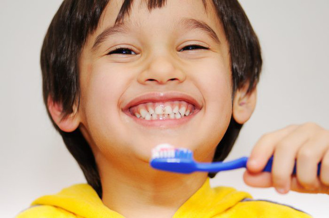 Trẻ ở mỗi lứa tuổi, hệ răng khác nhau cần sử dụng một loại kem đánh răng phù hợp để đảm bảo sức khỏe.