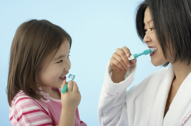 Bé sẽ vui vẻ đánh răng mỗi ngày khi được tự chọn loại kem đánh răng mình thích và được bố mẹ hướng dẫn đúng cách.