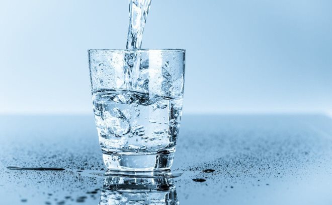 Uống nước ấm sau khi thức dậy vào buổi sáng có tác dụng thúc đẩy các hoạt động quay trở lại guồng làm việc hàng ngày