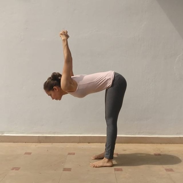 Chỉ cần thực hiện các tư thế yoga vòng 1 phẳng như bức tường cũng căng tròn, quyến rũ