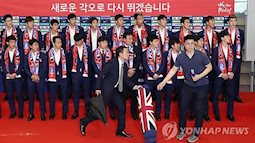 Cận cảnh cầu thủ Hàn Quốc sốc khi bị fan ném trứng và gối in cờ Anh khi trở về nước