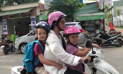 Hồng Nhung lái xe đưa hai con về nhà sau buổi học