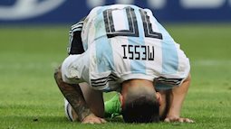 Messi đổ gục xuống sân, gương mặt thất thần rời World Cup khiến fan xót xa