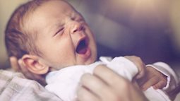 Chuyên gia lý giải vì sao trẻ sơ sinh hay "ngủ ngày cày đêm"