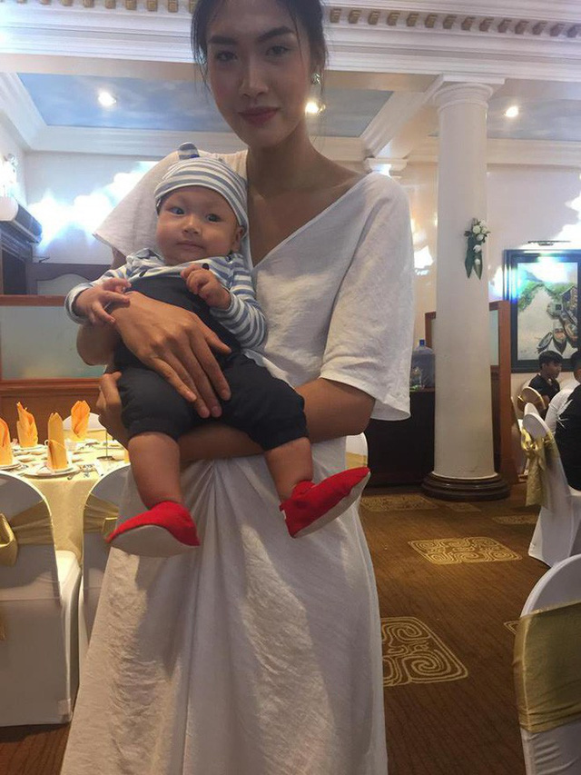 Con trai của Nguyễn Hợp được người mẫu Nguyễn Oanh chăm sóc giúp trong tiệc cưới.