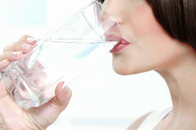 Mỗi ngày uống 1 ly nước muối loãng: 4 điều kỳ diệu đối với sức khỏe bạn không nên bỏ phí - Ảnh 2.