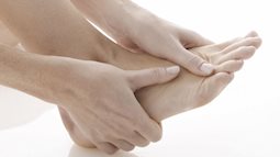 Ngón chân út tê bì, co rút thường xuyên là dấu hiệu của bệnh gì?