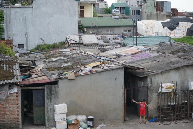 Khu “ổ chuột” xập xệ là nơi những người lao động nghèo sinh sống trong cái nóng 40 độ C.