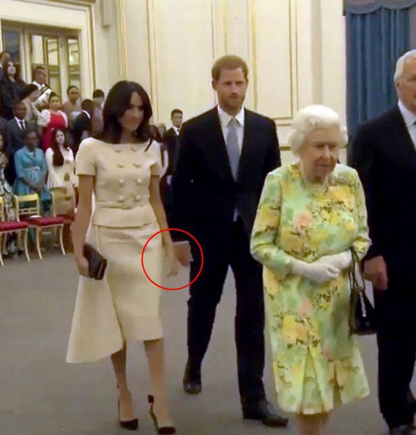 Harry vờ như không biết vợ muốn nắm tay và vẫn bước đi thẳng. Ảnh cắt từ video.