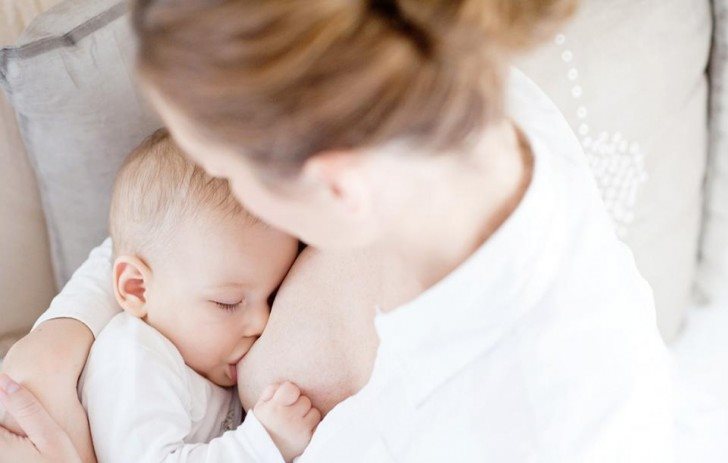 Sữa mẹ là nguồn cung cấp chất dinh dưỡng dồi dào cho trẻ hình ảnh
