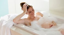 Những nguyên tắc “bất di bất dịch” mẹ bầu cần tuân thủ khi tắm ngày nắng nóng