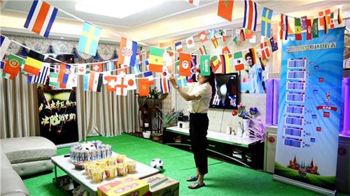 Cô in hình lá cờ 32 quốc gia tham dự và treo lên những sợi dây. Lịch trình các trận bóng và hình ảnh thần tượng của chồng - Lionel Messi - được dán xung quanh phòng khách. Thậm chí sàn phòng còn được lát bằng cỏ nhân tạo và đặt một trái bóng ở đó.