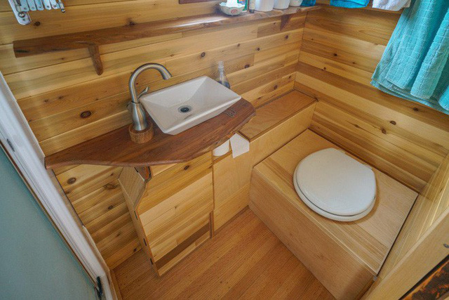 Nhà vệ sinh ốp gỗ rất sạch sẽ.