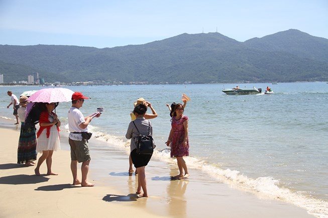Lực lượng cứu hộ bãi biển Đà Nắng khuyến cáo người dân hạn chế tắm biển hình ảnh