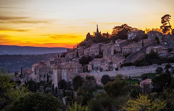 Đồi Bonnieux, Provence, nơi xảy ra vụ tai nạn. Ảnh: Shutterstock.