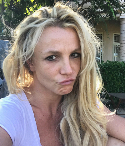 Britney Spears chia sẻ khoảnh khắc nghỉ ngơi trong vườn nhà. Cô không phủ phấn son, tóc rối bù, gương mặt lộ rõ những nếp nhăn và vết tàn nhang.