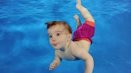 Dạy trẻ tập bơi và những nguyên tắc sống còn 