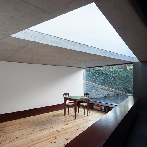 Khi mở rộng thêm cho ngôi nhà ở Bồ Đào Nha, các kiến trúc sư tạo lập một giếng trời hình tam giác để tạo sự liên kết với các hình khối tương tự ở sân.