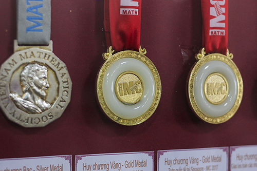 Bộ sưu tập huy chương được treo trang trọng ở phòng khách nhà Minh Ánh. Ảnh: Dương Tâm