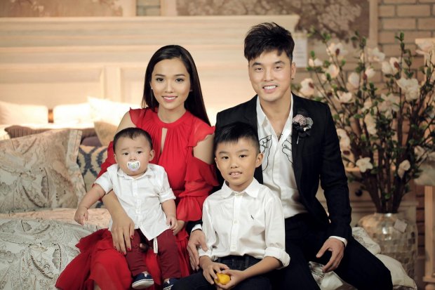 Kim Cương bên chồng và hai con.