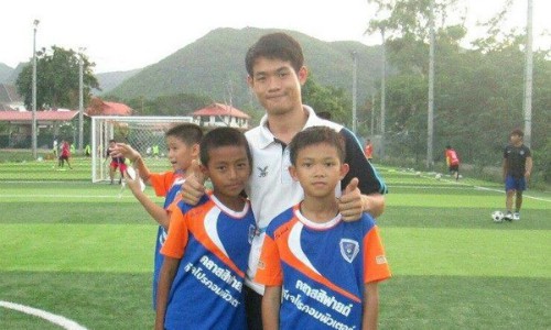 Huấn luyện viên Ekapol Chanthawong và thành viên đội bóng Lợn hoang. Ảnh: ETtoday.