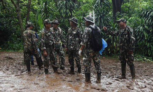 Các binh sĩ Thái Lan đang thăm dò lối đi khác dẫn tới nơi đội bóng mắc kẹt. Ảnh: AFP.