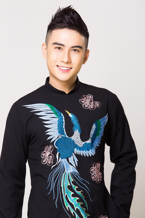 Nhà thiết kế Đặng Trọng Minh Châu sử dụng các gam màu liền kề của sắc xanh để tạo sự hài hòa cho hình ảnh chim công. Anh điểm thêm các họa tiết bo tròn giống cánh hoa trên thân áo. 
