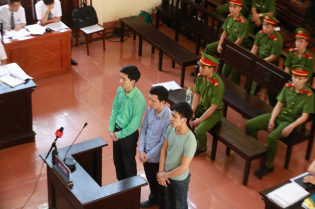 Bác sĩ Hoàng Công Lương cùng 2 bị cáo khác tại phiên tòa.