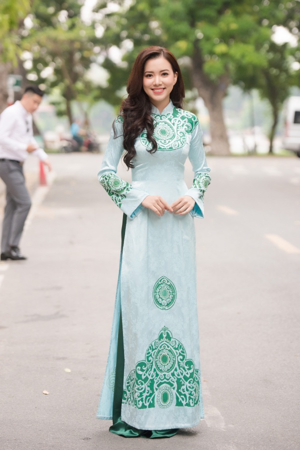 Hà Thanh Vân sinh năm 1993 và có gương mặt khả ái. Người đẹp  từng lọt vào vòng chung kết Hoa hậu Phụ nữ Việt Nam qua ảnh 2012 và là Á khôi 1 trường Đại học Ngoại thương Hà Nội năm 2013.