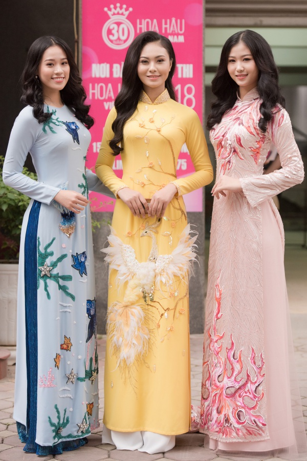 Cuộc thi Hoa hậu Việt Nam 2018 tiếp tục vòng sơ khảo khu vực miền Bắc Hà Nội. Nhiều thí sinh xuất hiện từ sớm với trang phục áo dài đính kết cầu kỳ.