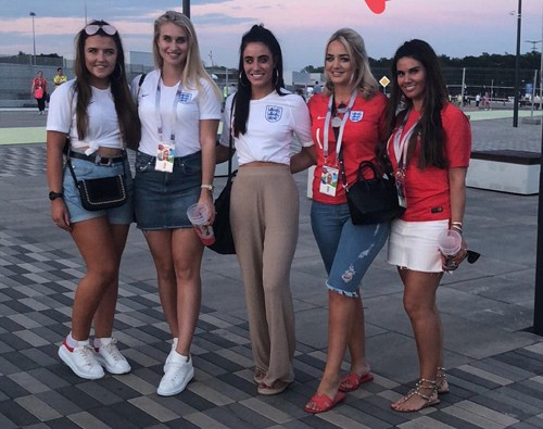 Tối 7/7, đội tuyển Anh vào bán kết World Cup 2018 sau 28 năm chờ đợi, nhờ chiến thắng 2 - 0 trước Thuỵ Điển trên sân vận động Samara. Đông đảo gia đình, bạn gái các cầu thủ Anh đến sân vận động cổ vũ.