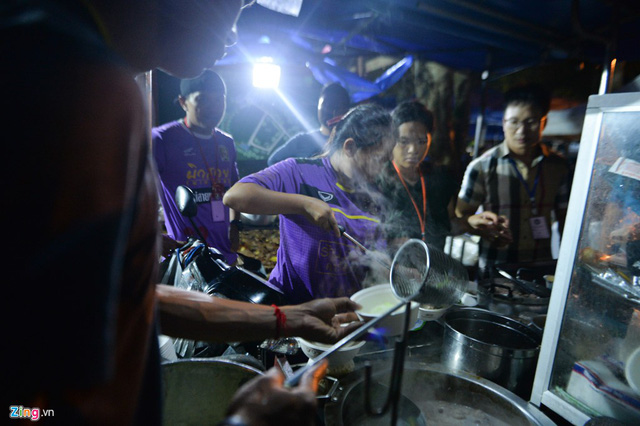 Nửa đêm, các tình nguyện viên vẫn miệt mài nấu nướng phục vụ đội cứu hộ và cánh phóng viên. Hàng trăm người thuộc nhiều nhóm tình nguyện khác nhau, chủ yếu tại Chiang Rai, đã tham gia vào chiến dịch giải cứu đội bóng mắc kẹt suốt 2 tuần qua.