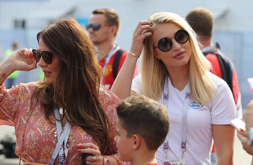 Người đẹp Annabel (trái) mặc áo in hình “tam sư”, đi cùng vợ cầu thủ Ashley Young - Nicky Pike - vào sân vận động.