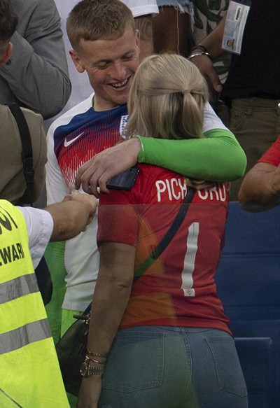 Thủ thành Jordan Pickford ăn mừng chiến thắng cùng bạn gái Megan Davison sau trận đấu.